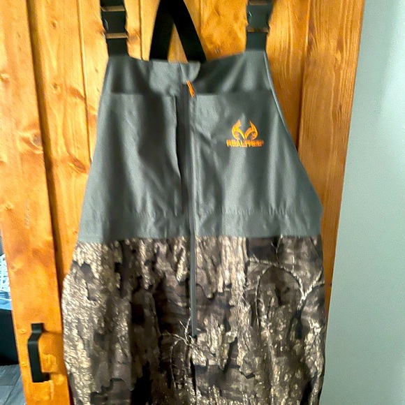 RealTree overalls - Picture 1 of 2